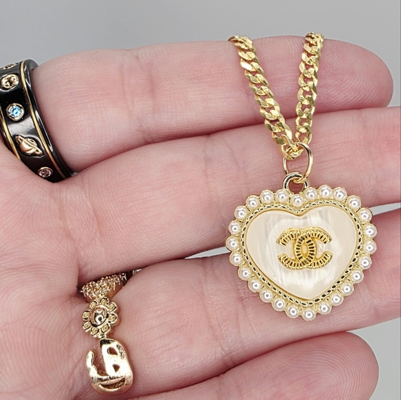 Authentic CHANEL Pearl Heart Pendant Necklace - Picture 1 of 6